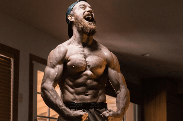 Hombre motivado con su físico